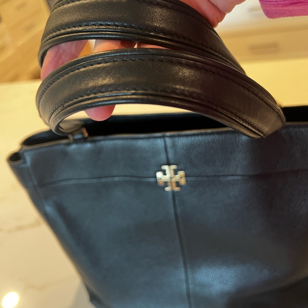 Tory Burch Black Pebbled Leather Ivy Zip Tote - Picture 4 of 16